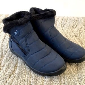 Never worn. Snow shoe